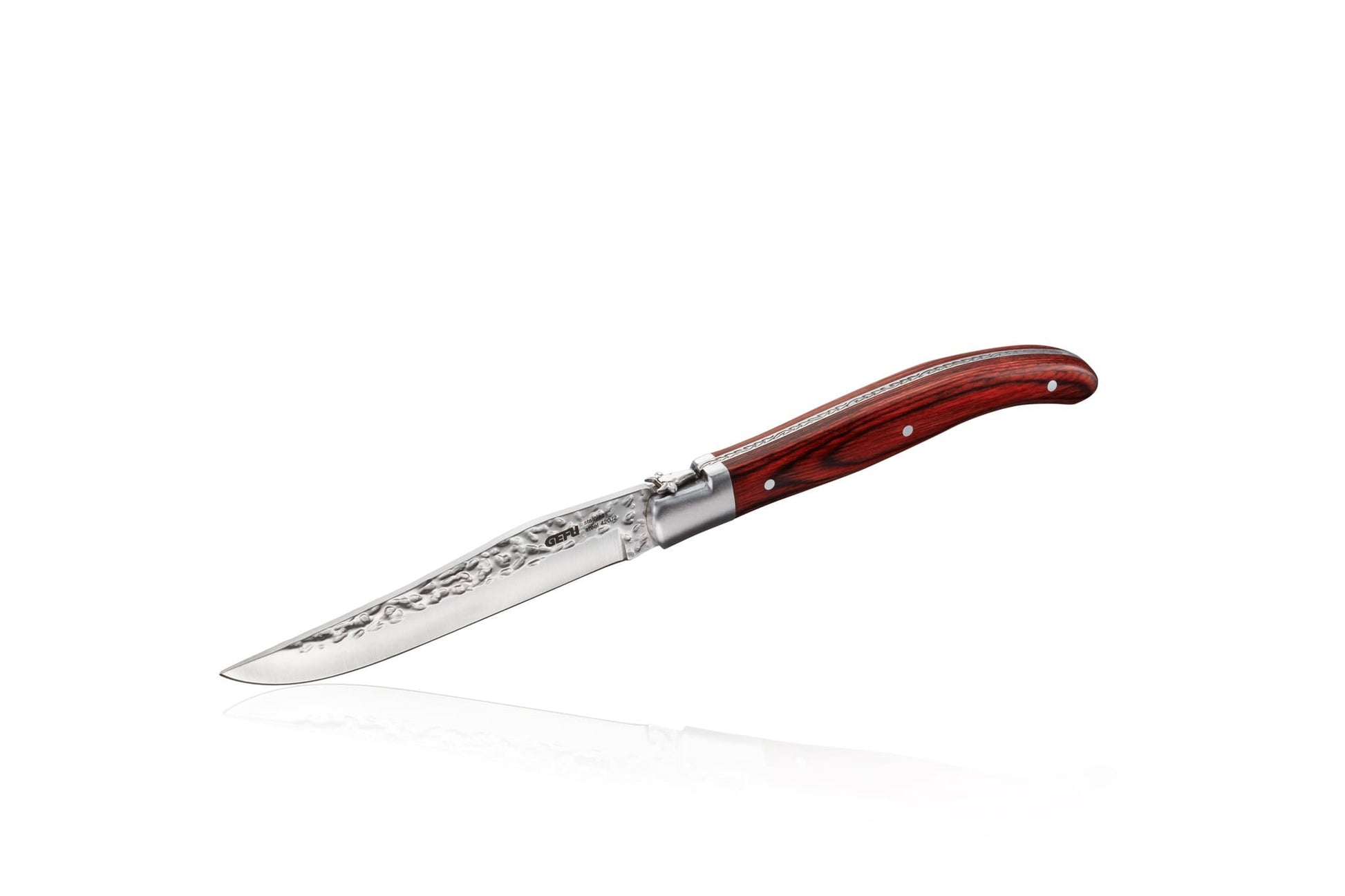 Steakknive RANCHO sæt  á 6 stk  Bøfknive i en fin fyrretræsæske med ergonomiske træhåndtag.  Uanset om det er roastbeef eller rib eye, skaber det glatte blad på bøfkniven det perfekte snit. Og efter brug finder de skarpe steakknive deres plads i en flot, praktisk trækasse, som også giver prikken over i'et i gave.