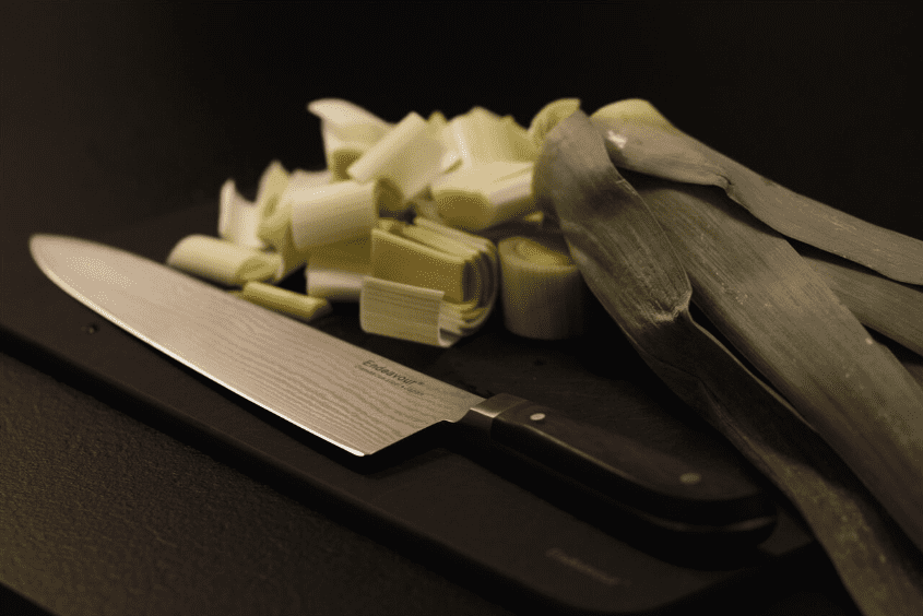 Big Chopper kniven fra Endeavour består af hele 67 lag damascus stål, den perfekte professionelle kokkekniv til alle madelskere. 