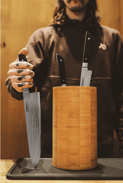 Knivblok i Bambus med børstehårindsats designet af kokkene Nikolaj Kirk og Mikkel Maarberg.&nbsp;Knivene står sikkert på grund af børstehårsindsatsen og bliver ikke ridsede. Knivblok fås i to farver, det naturlige bambus look eller i sort.