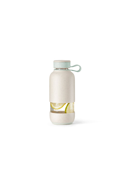 Glasvandflaske fra Lékué beskyttet af gummidæksel, der hjælper med at holde dine drikkevarer kolde.