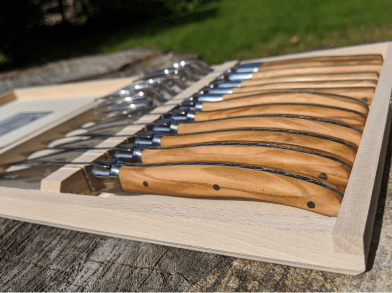 Flot bestiksæt fra Jean Dubost. Sættet indeholder 6 knive og gafler, og kan bruges til hverdagens måltider eller til fine sammenkomster. Det kommer i en flot trææske, og er velegnet som gave.