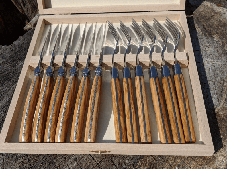 Flot bestiksæt fra Jean Dubost. Sættet indeholder 6 knive og gafler, og kan bruges til hverdagens måltider eller til fine sammenkomster. Det kommer i en flot trææske, og er velegnet som gave.