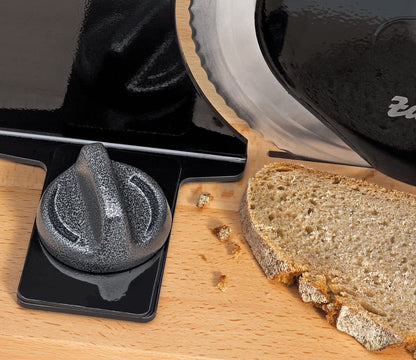 En brødskærer er den perfekte maskine til at skære dit friskbagte brød i lige, tynde skiver eller tykke skiver. Det er smart, fordi det gør det nemmere at opnå et ensartet resultat hver gang. Du kan justere skivetykkelsen fra 1 til 18 mm. Fra Zassenhaus Retro design.