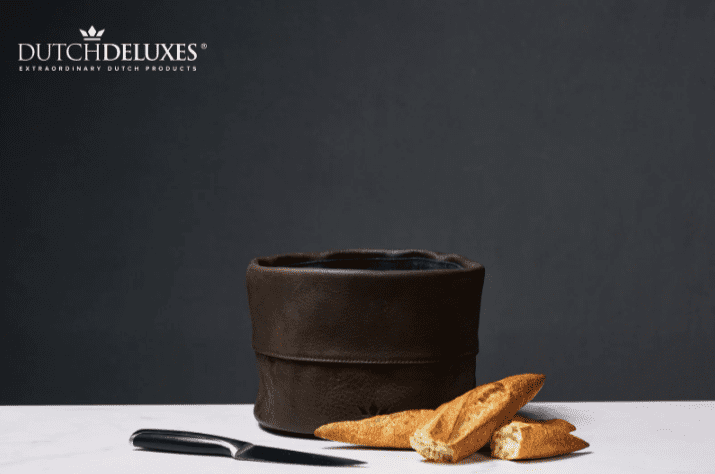 Server dit brød med stil med denne cognac farvet brødkurv fra DutchDeluxes. Brødkurven er fremstillet i ægte læder, derfor er du sikret en længere holdbarhed og en brødkurv du kan benytte igen og igen.