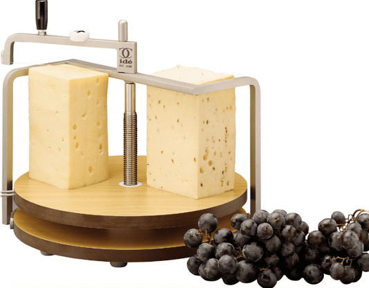 Den klassiske C.C. ide osteskærer, finder du på diverse hotel buffetborde i hele verden. Osteskæren er lavet i rustfrit stål og træ. Den er velegnet til faste og til de helt bløde oste.