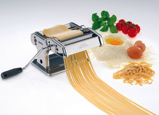 Hvis du elsker pasta så er Deluxe Pastamaskine fra Gefu et must have til dit køkken. Maskinen kan lave 6 forskellige typer pasta: lasagne, ravioli, lasagne ricce, spaghetti, tagliatelle & tagliolini. 