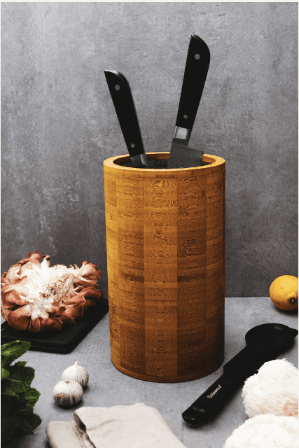 Knivblok i Bambus med børstehårindsats designet af kokkene Nikolaj Kirk og Mikkel Maarberg.&nbsp;Knivene står sikkert på grund af børstehårsindsatsen og bliver ikke ridsede. Knivblok fås i to farver, det naturlige bambus look eller i sort.