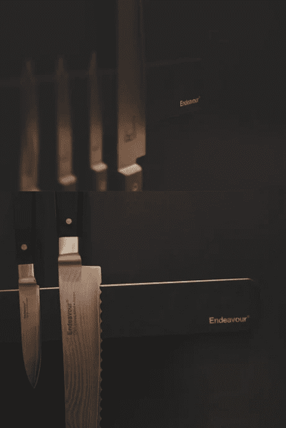 Organiser og vis dine knive frem på en sikker og stilfuld måde, med denne knivmagnet lavet af det danske mærke Endeavour. Fremstillet af FSC-certificeret træfibre og udstyret med kraftige magneter. Den korte udgave kan opbevare helt op til 9 knive, og den lange helt op til 14 knive.