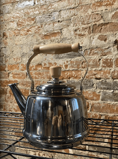 Fløjtekedel Tradition 2,5 L poleret rustfri stål Til gas-, el- og induktionskomfur. Kog vand til en kande te eller til en kande filterkaffe.