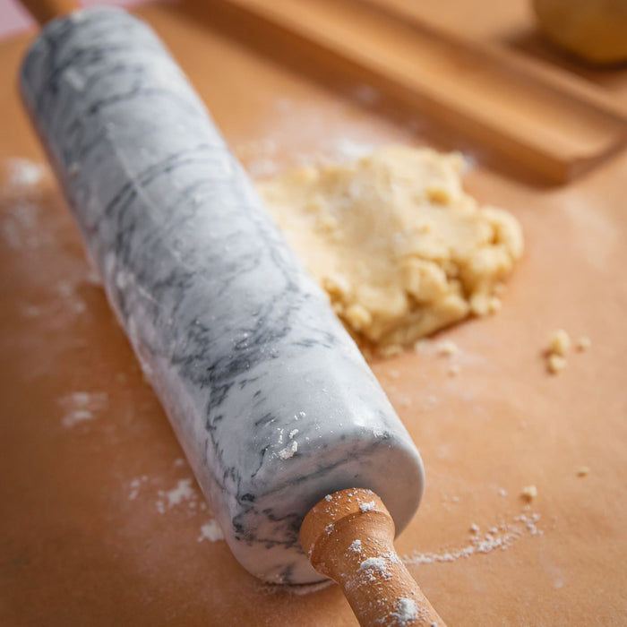 Kagerulle i marmor og træ er det perfekte værktøj til at lave dej til alle dine kageopskrifter. Den vil se fantastisk ud på ethvert køkkenbord og vil helt sikkert blive et hit hos din familie og venner.