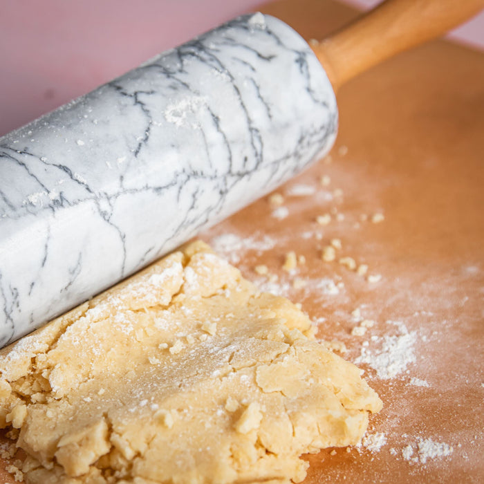 Kagerulle i marmor og træ er det perfekte værktøj til at lave dej til alle dine kageopskrifter. Den vil se fantastisk ud på ethvert køkkenbord og vil helt sikkert blive et hit hos din familie og venner.
