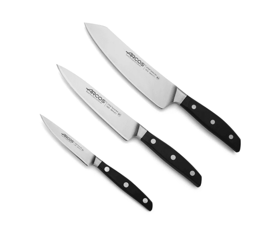 Flot knivsæt med 3 knive fra Arcos. Indeholder: Santokukniv 19cm, Kokkekniv 15 cm, og Urtekniv 10 cm