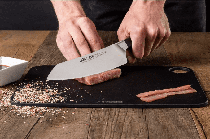 Flot knivsæt med 3 knive fra Arcos. Indeholder: Santokukniv 19cm, Kokkekniv 15 cm, og Urtekniv 10 cm