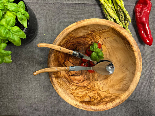 Hvis du leder efter en luksuriøs og elegant salat serveringssæt, er Jean Dubost salatbestik i oliventræ et godt valg. Det er ikke bare praktisk, men også en fryd for øjet. Forkæl dig selv og dit køkken med dette smukke og elegante salatbestik fra Jean Dubost.