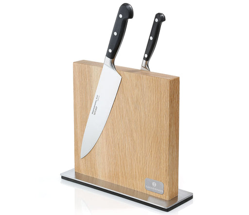 Denne magnetiske knivblok i eg er en elegant og praktisk tilføjelse til dit køkken. Den er designet til at give dig nem adgang til dine knive og samtidig spare plads på køkkenbordet. Zassenhaus magnetiske knivblok af egetræ har et elegant, tidløs design. Knivblokken med indbyggede magnetstrimler kan holde op til 10 knive.