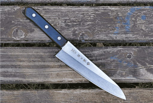 En af ​​de mest populære kokkeknive fra det japanske mærke Tojiro. Kniven er lavet af 3 lag lamineret stål, som giver en skarp klinge og en flot tekstur på knivbladet. Den perfekte allroundkniv til enhver ambitiøs kok eller hjemmekok. 