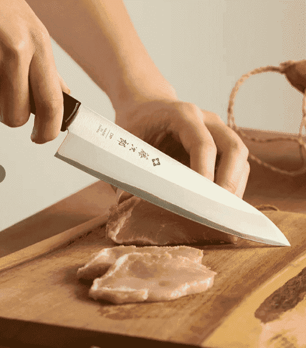 En af ​​de mest populære kokkeknive fra det japanske mærke Tojiro. Kniven er lavet af 3 lag lamineret stål, som giver en skarp klinge og en flot tekstur på knivbladet. Den perfekte allroundkniv til enhver ambitiøs kok eller hjemmekok. 