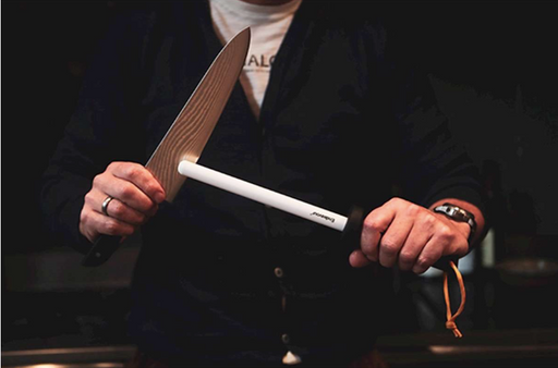 Endeavour keramisk strygestål er skabt til at levere professionel skarphed til dine knive. Det er skabt af kokkene Nikolaj Kirk og Mikkel Maarbjerg. Uanset om det er kokkeknive, filetknive eller santoku-knive, vil dette strygestål holde dem i topform!