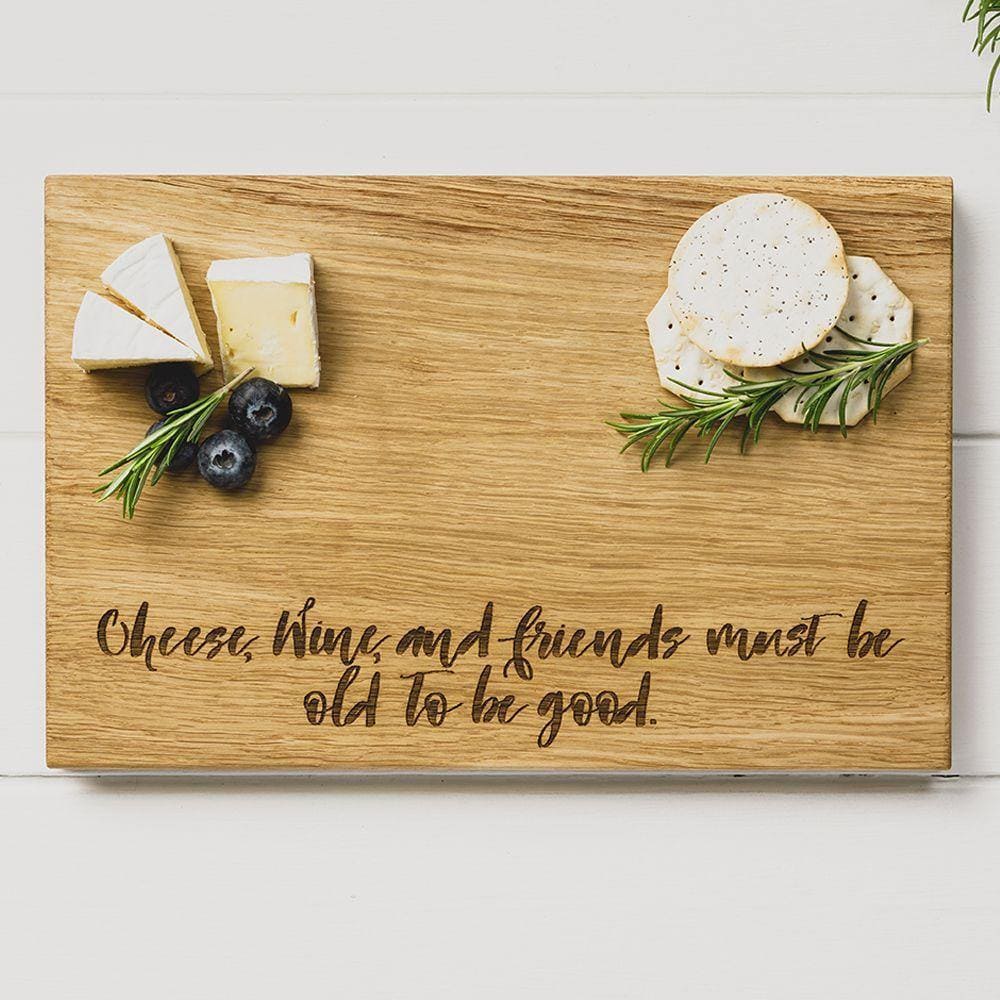 Hvad er nu engang bedre end vin og venner? Intet, måske lige bortset fra ost. Dette Just Slate serveringsskærebræt samler disse 3 ting i én. Citatet siger: "Cheese, wine and friends must be old to be good".