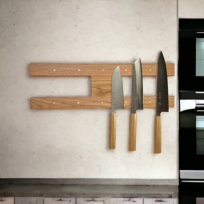 Brug dine knive som en aktiv del af køkkenindretningen, med denne H-formet knivmagnet kan dine knive placeres lodret og vandret på skinnerne.&nbsp;