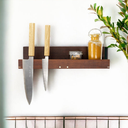 Smart kombi knivmagnet + hylde fra Rune-Jakobsen Design, der gør at du kan udnytte pladsen i køkkenet maksimalt. Hylden er håndlavet i allerhøjeste kvalitet, den fås i Eg eller Røget Eg.&nbsp;