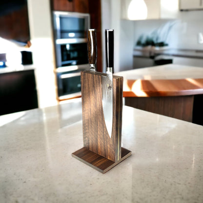 The Monolith er en magnetisk knivblok. Den kommer i et klassisk mørkt og lyst design, så du kan være helt sikker på den passer ind i dit køkken. Den lille udgave af knivblokken kan indeholde 6 knive, hvorimod den store kan indeholde 8-12 knive.&nbsp;