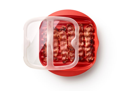 Bacon Maker til mikroovn  Bacon Maker fra Lékué laver 6 skiver sprødstegt bacon i mikroovnen på 3 - 4 minutter.   Låget sikrer mod sprøjt, dampen kan slippe ud af beholderen via et ventilationshul i siden. Du kan hælde fedtet og overskydende væske gennem kanalen i bunden.