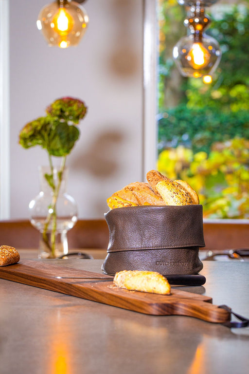 Server dit brød med stil med denne cognac farvet brødkurv fra DutchDeluxes. Brødkurven er fremstillet i ægte læder, derfor er du sikret en længere holdbarhed og en brødkurv du kan benytte igen og igen. 