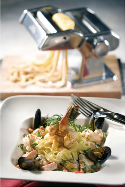 Hvis du elsker pasta så er Deluxe Pastamaskine fra Gefu et must have til dit køkken. Maskinen kan lave 6 forskellige typer pasta: lasagne, ravioli, lasagne ricce, spaghetti, tagliatelle & tagliolini. 