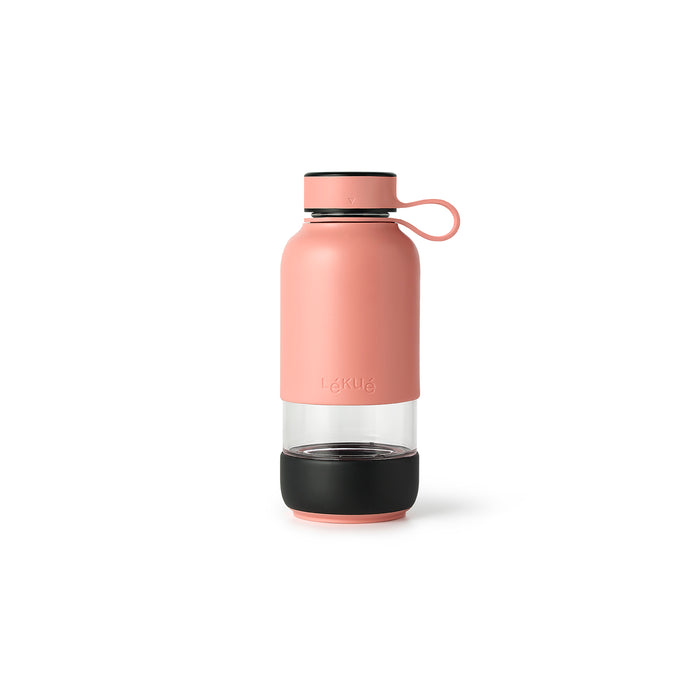 Glasvandflaske fra Lékué beskyttet af gummidæksel, der hjælper med at holde dine drikkevarer kolde. Derudover kommer flasken med et smart håndtag, der gør det nemmere at tage den med på turen.