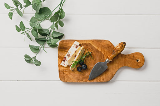 Naturally Med Ostebræt sæt m. kniv  Dette flotte oste & tapas skærebræt er lavet i oliventræ, og medfølger ostekniv. Ostebrættet kan bruges til både tilberede og servere osten på. Det er velegnet til dessert anretninger, hvor der skal præsenteres flere forskellige slags oste. 