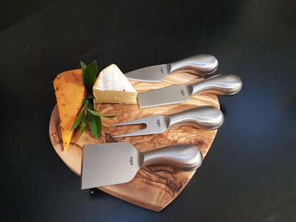 Osteknivsæt PIAVE 4 stk. i gavesæske   Robuste osteknive og gaffel i rustfrit stål, til stilfuld servering. Sættet er håndværk af høj kvalitet.