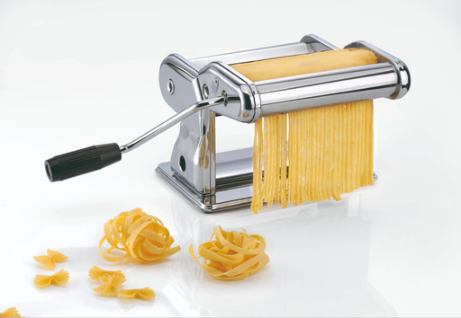 Pastamaskinen fra Gefu er en pastamaskine der pynter i dit køkken. Maskinen kan lave 3 forskellige typer pasta: lasagne, tagliatelle & tagliolini. Find den farve der passer ind i netop dit køkken. 