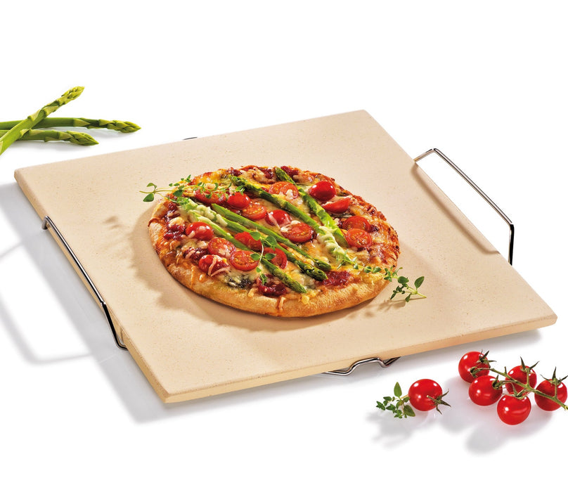 Pizzasten med stand firkantet 38x35cm   Pizzasten af Brandsikkert teknisk keramik giver dig hjemmebagte sprøde pizzaer.