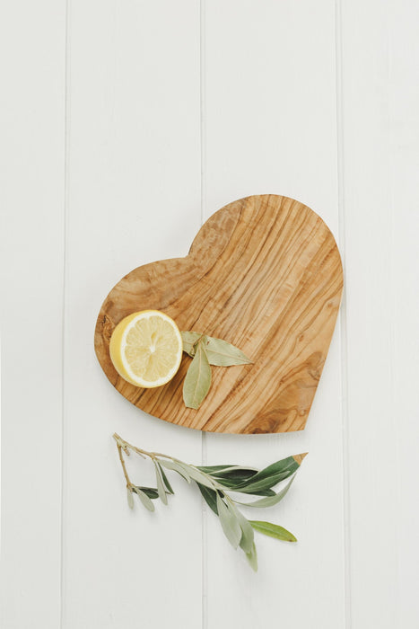 Skærebræt hjerteformet 21 cm, Oliventræ   Romantisk lille hjerteformet serveringsbræt fra Just Slate. Hvert bræt er håndlavet og unikt. Nem at vedligeholde.