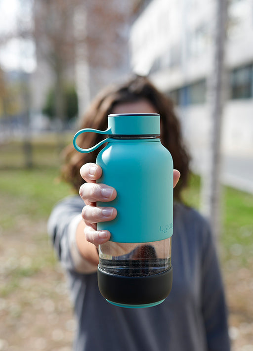 Glasvandflaske fra Lékué beskyttet af gummidæksel, der hjælper med at holde dine drikkevarer kolde. Drikkeflasken har et låg i hver ende, hvilket gør rengøring og genopfyldning utrolig nemt.