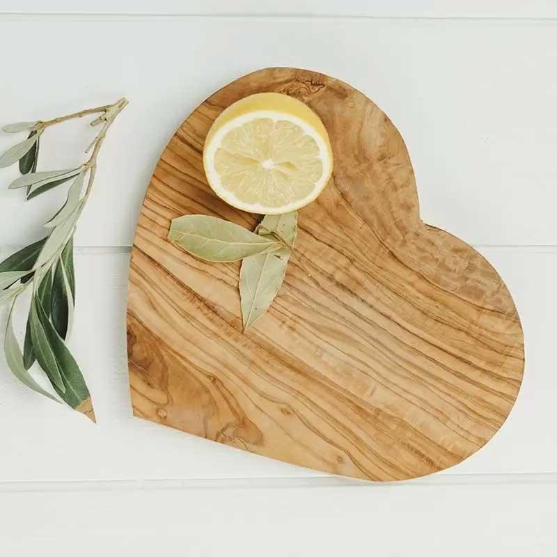 Skærebræt hjerteformet 21 cm, Oliventræ | Just Slate | Skærebræt til servering | Køkkenshop